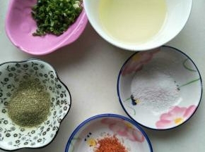 准备好材料，玉米油，葱花，盐，香豆面，红花，