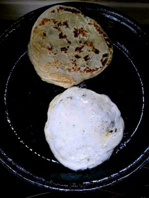 面胚用擀面杖稍擀大一点，烙饼子的锅抹油放入饼子，小火煎黄，翻面，两面都煎黄就可以了，