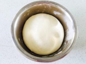 然后将面团放到盆子里，表面粘点水，保鲜膜封住发酵至大约两倍大