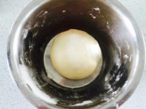 将面粉，盐，糖，酵母粉放进盆里搅拌，再将油和水放一起搅拌。开始和面，揉至表面光