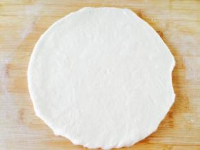 发酵好的面团，擀成比披萨盘大一圈的面饼