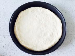 烤盘刷油，把面皮放到烤盘里，稍微整型