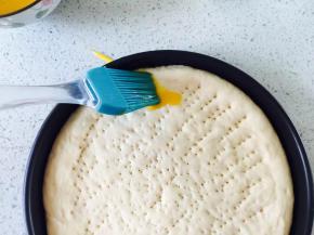 用叉子叉满眼饼皮边上刷上全蛋液