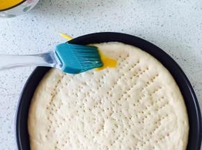 用叉子叉满眼饼皮边上刷上全蛋液