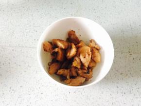 鸡腿去骨切小块，用辅料里所有的材料拌匀，腌半小时以上，用煎锅煎至8分熟