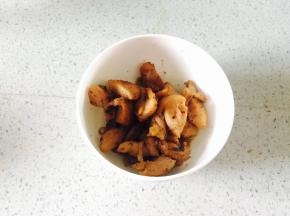 鸡腿去骨切小块，用辅料里所有的材料拌匀，腌半小时以上，用煎锅煎至8分熟