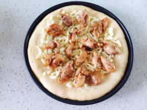 摆上煎好的鸡肉