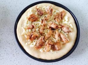 摆上煎好的鸡肉