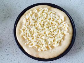 摆上三分之二的马苏里拉