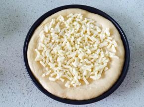 摆上三分之二的马苏里拉