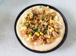 摆上事先煮好的玉米粒的青豆粒