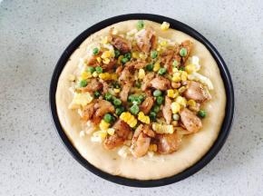 摆上事先煮好的玉米粒的青豆粒