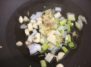 锅里加入适量的油，等油热后，倒入切好的蒜、姜、葱煸炒出香味