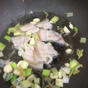 加入一半的五花肉煸出油直至变色