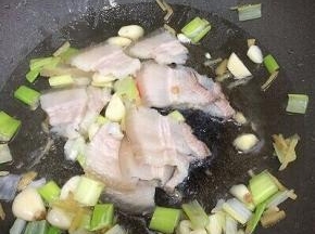 加入一半的五花肉煸出油直至变色