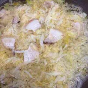 加入适量的开水（水多加点）大火烧开，转小火慢炖二十分钟