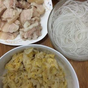 食材：酸菜、粉条、五花肉