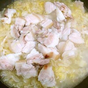 然后在加入剩下的五花肉炖二十分钟