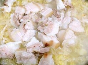 然后在加入剩下的五花肉炖二十分钟