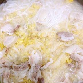 最后放入粉条和盐继续炖，直至粉条熟为止，关火出锅