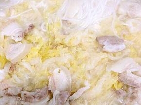 最后放入粉条和盐继续炖，直至粉条熟为止，关火出锅