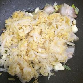 将酸菜放入炒出酸菜的酸香味