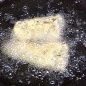 锅里倒入适量的油，等油温七成热后，下入龙利鱼柳炸五分钟捞出