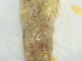 最后在放入椰蓉中均匀的裹上椰蓉