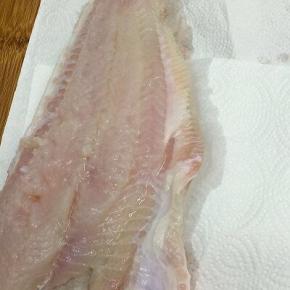 龙利鱼柳自然解冻后用水冲一下，然后用厨房纸巾擦干水分