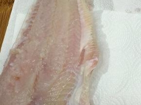 龙利鱼柳自然解冻后用水冲一下，然后用厨房纸巾擦干水分
