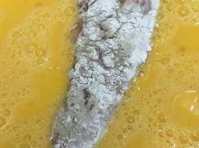 然后在裹上鸡蛋液