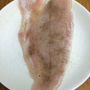 用盐和黑胡椒腌制五分钟