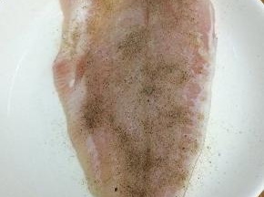 用盐和黑胡椒腌制五分钟