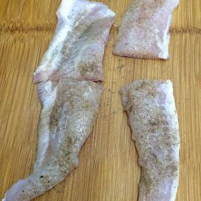 腌制好的龙利鱼柳用刀切成四块