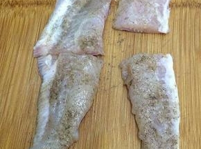 腌制好的龙利鱼柳用刀切成四块