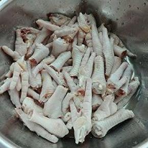 1. 凤爪洗净，剪掉指甲，一剖为二