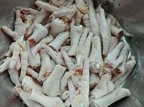 1. 凤爪洗净，剪掉指甲，一剖为二