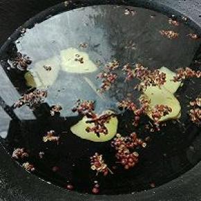 2. 锅里做冷水，放入姜片，花椒，大料，大火