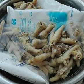 4. 捞出，用凉水洗净角质，放入冰水中，这样吃起来口感更好（没有冰水，从冰箱取冰袋洗干净放入凉水中了）