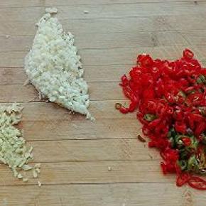 5. 准备姜沫，蒜末，青红小辣椒切碎（不能吃辣的，要少放辣椒哈）