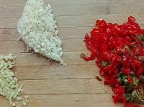 5. 准备姜沫，蒜末，青红小辣椒切碎（不能吃辣的，要少放辣椒哈）