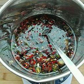 6. 继续放入泡椒（不能吃辣一定要少放哈）（我放了250克泡椒加汁），泡椒超市都有卖的哦，继续放入生抽（或者味极鲜）与白醋（或者陈醋），这两个用量要多，尽量淹过鸡爪，用的比例为1：1，放适量白糖，香油，还有香菜（喜欢鸡爪颜色浅浅的，可以将生抽与陈醋换成盐加白醋哈）