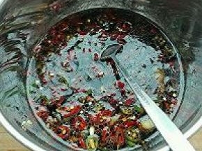 6. 继续放入泡椒（不能吃辣一定要少放哈）（我放了250克泡椒加汁），泡椒超市都有卖的哦，继续放入生抽（或者味极鲜）与白醋（或者陈醋），这两个用量要多，尽量淹过鸡爪，用的比例为1：1，放适量白糖，香油，还有香菜（喜欢鸡爪颜色浅浅的，可以将生抽与陈醋换成盐加白醋哈）