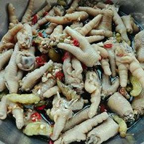 7. 最后将冰水中的凤爪捞出，放入调好的料汁中，拌均匀