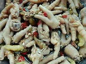 7. 最后将冰水中的凤爪捞出，放入调好的料汁中，拌均匀