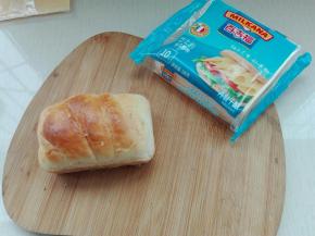 1. 准备小面包一个