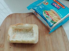 2. 将中间挖开，呈小盒子状