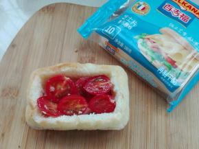 4. 挤点沙拉酱放上小圣女果（也可以放入鸡蛋等，随意放吧）