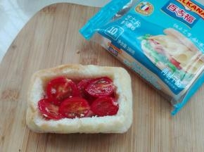 4. 挤点沙拉酱放上小圣女果（也可以放入鸡蛋等，随意放吧）