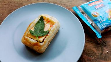 5. 盖上芝士片，抹上点番茄酱，开吃吧